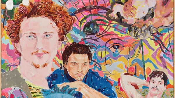 Eine Malerei von Richard Hawkins mit drei Figuren
vor abstrakt buntem Hintergrund