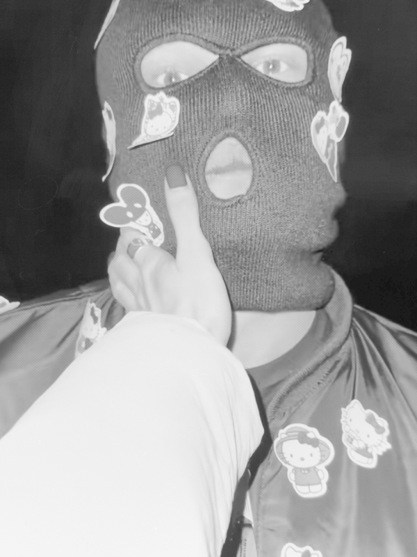 Foto einer Person mit Sturmhaube