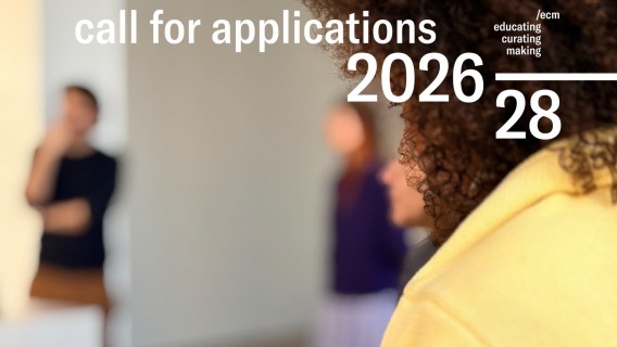 Unscharfe Aufnahme eines Workshops mit mehreren Personen; darüber der Schriftzug „Call for Applications“ sowie das
                           Logo von /ecm und die Jahreszahl 2026/28.