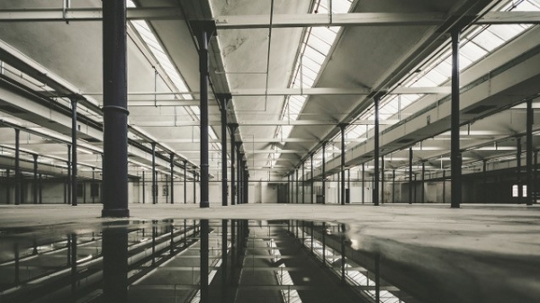 Aufnahme einer Gebäudehalle in Grautönen