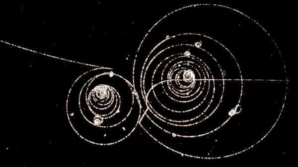 ©CERN Im Jahr 2000 nahm die sogenannte Antimateriefabrik in CERN ihren Betrieb
auf. Seit 2021 wird der Strahl aus dem Antiprotonen-Decelerator (AD) mithilfe des Extra Low ENergy Antiproton Ring (ELENA)
auf nur noch 100 keV abgebremst. Heute ist die AD/ELENA-Anlage die weltweit wichtigste Lieferantin von Antiprotonenstrahlen.