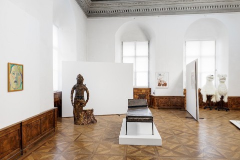 Ausstellungsansicht, Ins Dunkle schwimmen. Abgründe des kreativen Imperativs, 2024, Foto: (c) Manuel Carreon Lopez, kunst-
dokumentation.com / Kunstsammlung und Archiv, Universität für angewandte Kunst Wien / Archiv Franz West, Estate Franz West