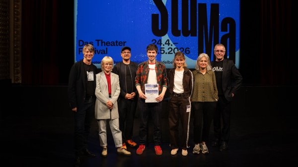 Gruppenfoto Autor*innenpreis
                                          des Heidelberger Stückemarkts 2026 mit Gewinner Lennart Kos 