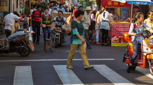 Ein Foto einer belebten Straße in Shanghai