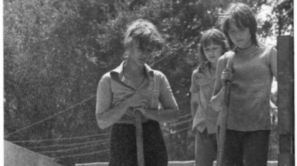 ©Franki Raffles, Women standing on sand with tools, Soviet Union, 1989 Frau steht auf Sand mit
Schaufel , Soviet Union, 1989