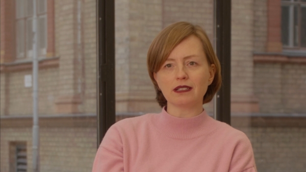 Ulrike Kuch sitz im Studio
                                          der Abteilung Transmediale Kunst