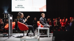 Hito Steyerl und Clemens Apprich auf dem Podium