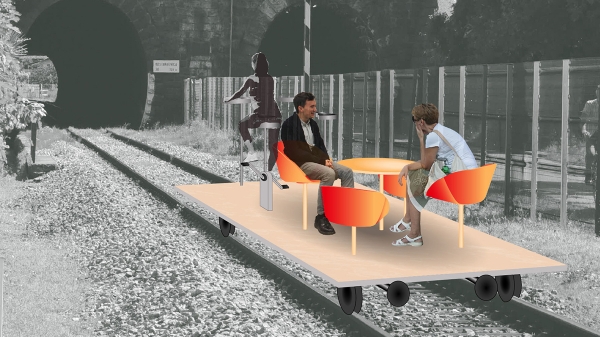 Collage einer mobilen Plattform mit Sesseln
                                          und Tisch auf Bahngleisen, drei Personen in Gespräch und Bewegung, vor schwarz-weißem Landschaftshintergrund.