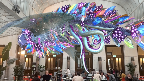 Eine bunte Farbskulpur vor
                                                   der Raumansicht der Kassenhalle