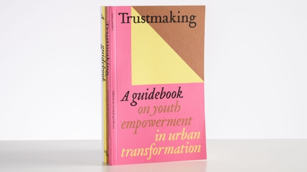 Buchcover Trustmaking – a guidebook on youth empowerment in urban transformation. Autoren: The Trustmaking
Collective, Design: Kees de Klein