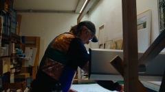 Filmstill, Hans Schabus bei der
                                          Arbeit an einem Objekt