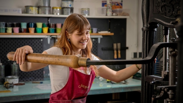 Janka Kocisek beim bedienen einer Druckerpresse
                                          auf der Universität für angewandte Kunst Wien
