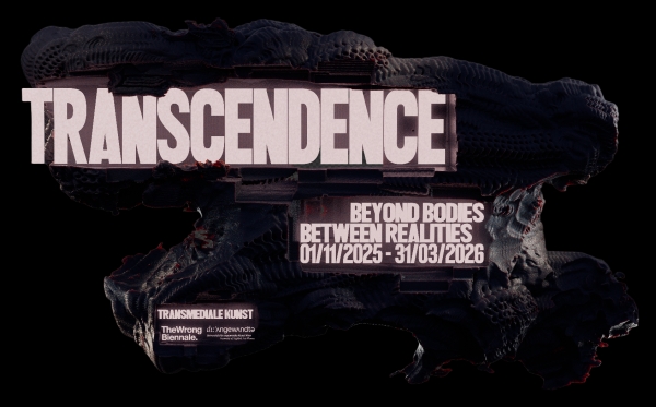 Ausstellungsposter, Schriftzug Transcendence auf schwarzem abstraktem Objekt