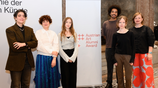 Gruppenfoto der Preisträger*innen der Jahre 2025 und 2026 mit Rektorin Ulrike Kuch