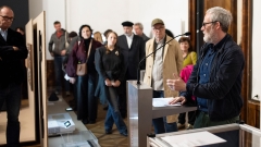 © Dominik Buda Kurator Robert Müller
hält eine Eröffnungsrede vor Publikum