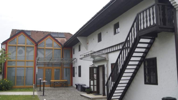 The
                                          courtyard of the Kokoschka Museum with the new exhibition wing The courtyard of the Kokoschka Museum with the new exhibition
                                          wing © Oskar Kokoschka Documentation Pöchlarn