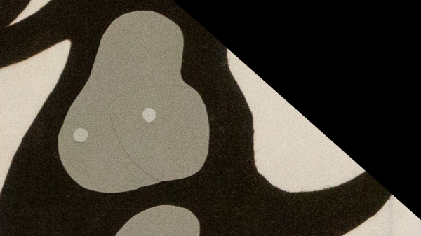 Ausstellungsplakat mit Informationen,
das Motiv besteht aus abstrakten runden Formen in schwarz, grau und beige