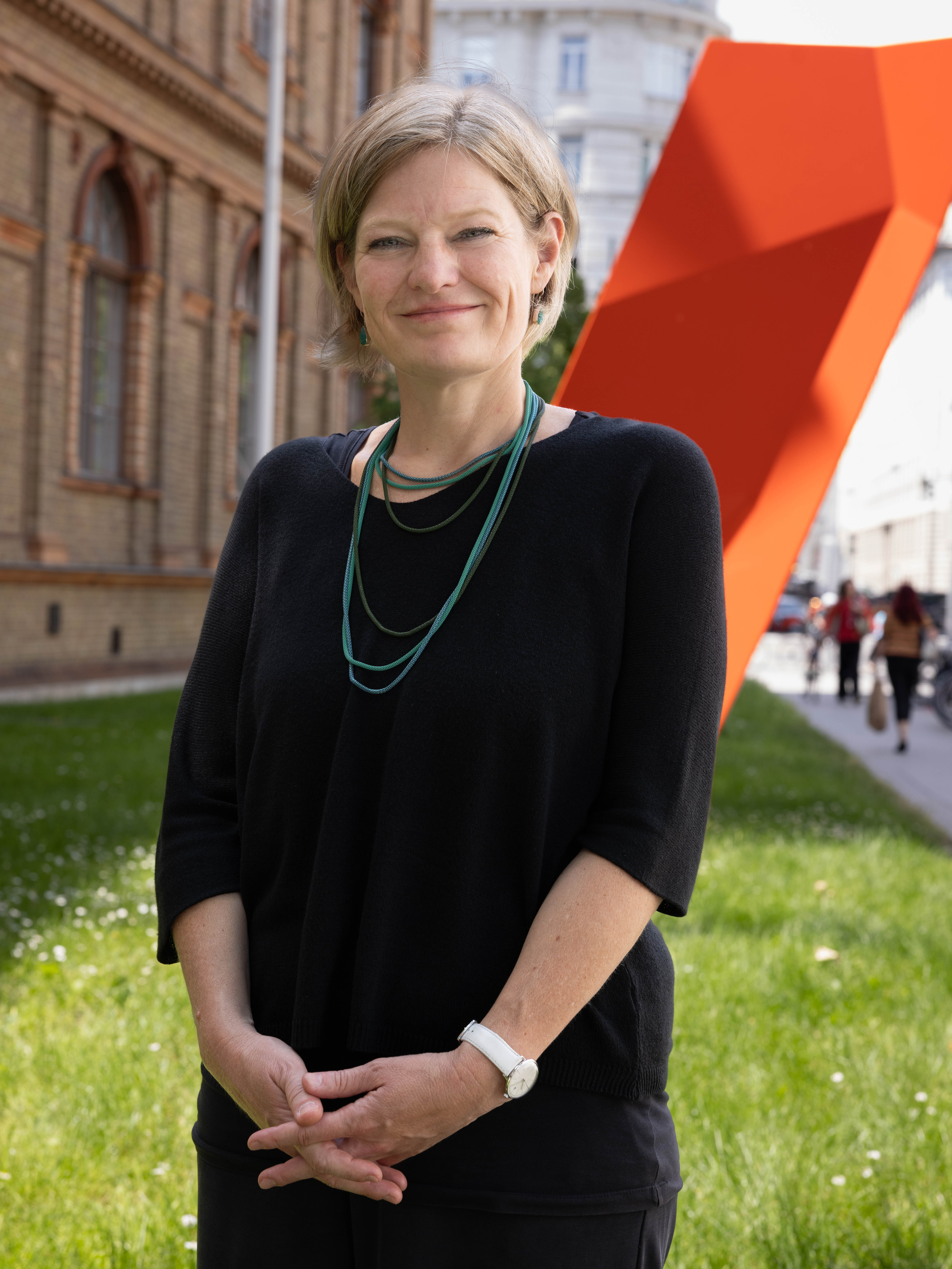 Martina Griesser-Stermscheg vor der Universität für angewandte Kunst Wien